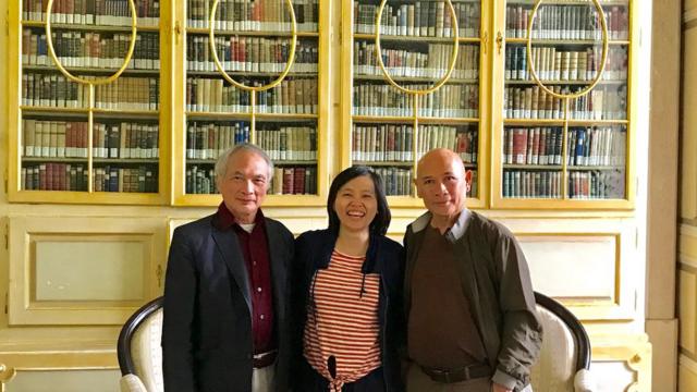 Nhà thơ Hoàng Hưng, TS Đào Hằng và nhà báo Lưu Trọng Văn tại Thư viện Ajuda, nơi lưu giữ văn bản nghiên cứu CQN đầu tiên của F. de Pina