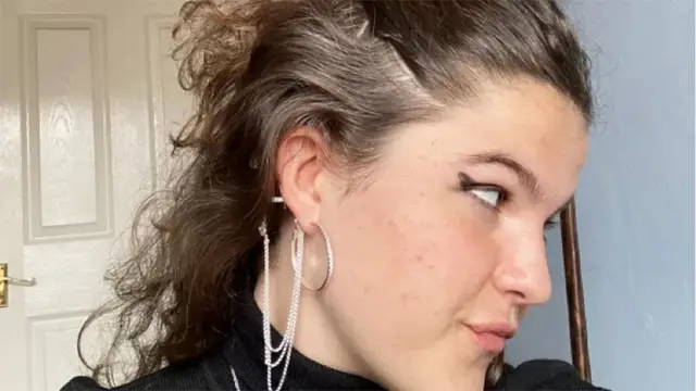 페니콧은 자신이 어렸을 때 보청기를 낀 바비인형이 있었다면 좋았을 것이라고 말한다