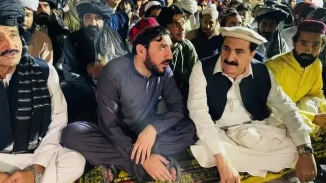 د شمالي وزیرستان مداخیلو خلکو په بنو کې پر خوست او کونړ د پاکستان د جیټ طیارو بمباریو پر ضد پرلت کړی دی.