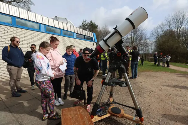 બીબીસી ગુજરાતી સૂર્યગ્રહણ ચંદ્રગ્રહણ પૃથ્વી ગોળાર્ધ ન્યૂઝીલૅન્ડ એન્ટાર્કટિકા અંતરિક્ષ સૂર્ય ખગોળશાસ્ત્ર