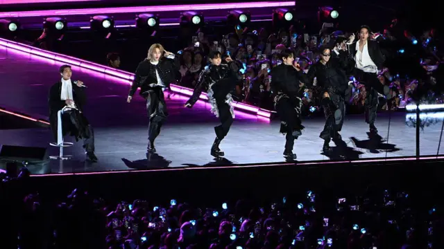 K-pop erkek grubu BTS, 21 Mart 2026'da Seul'deki Gwanghwamun Meydanı'nda verdikleri konserde performans sergiliyor.