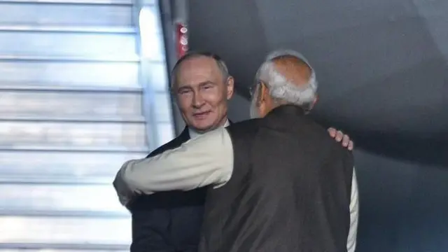 रशियाचे राष्ट्राध्यक्ष व्लादिमीर पुतीन यांचं विमान दिल्लीच्या पालम विमानतळावर उतरलं. पंतप्रधान नरेंद्र मोदी यांनी पुतीन यांचे स्वागत केलं आणि त्यांना मिठी मारली.