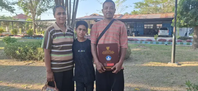 Arni Rennamah bersama istri mengantarkan anaknya masuk Sekolah Rakyat di Sentra Effata, Kupang