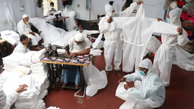 Шитье защитных костюмов в мусульманском ателье под Калькуттой