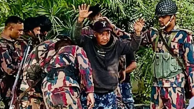 ফেব্রুয়ারিতে আগত এক বিজিপি সদস্যকে তল্লাশি করছেন বিজিবি সদস্যরা