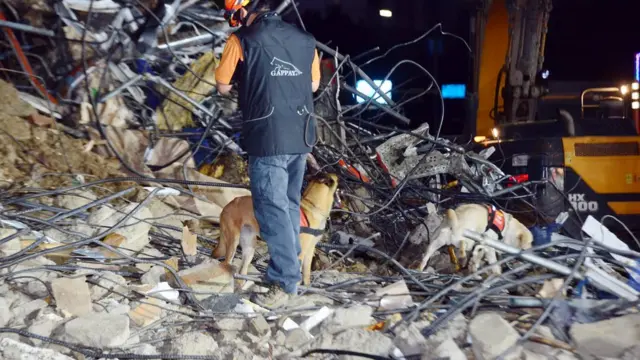 수색견과 함께 추가 매몰자 여부를 수색하는 소방당국 관계자의 모습