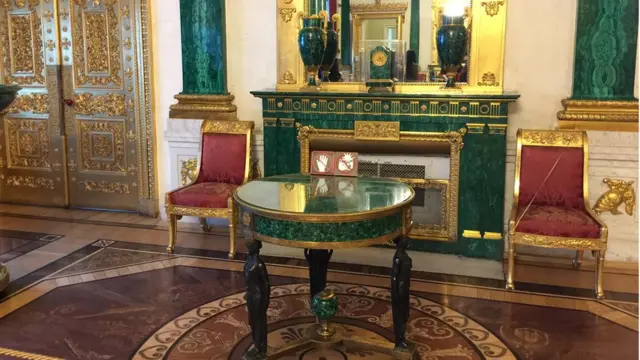 Ҳар бир хона ўзига хос ранглар, жиҳозлар билан безатилган