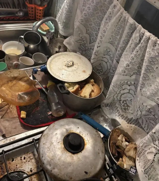 Їжа на плиті, все брудне і занедбане