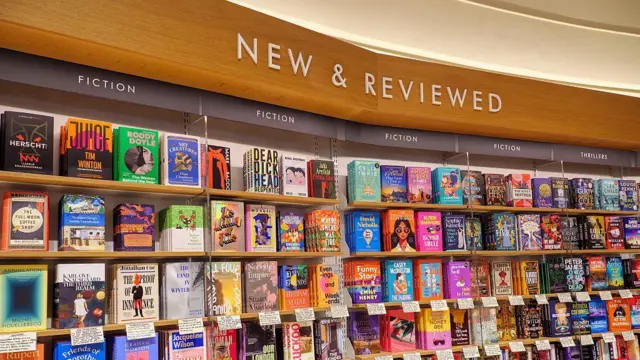 Estante com vários livros 