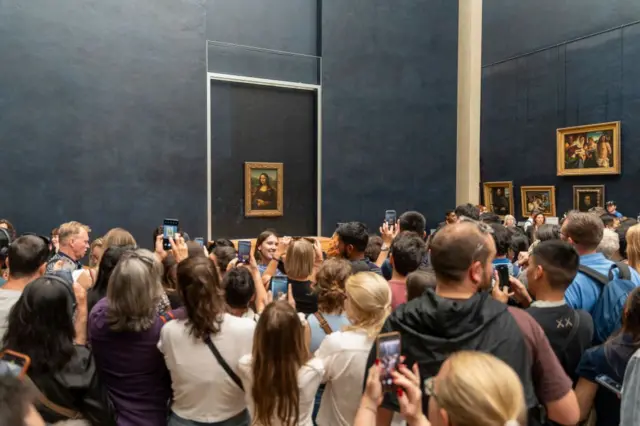 Visitantes en el Louvre