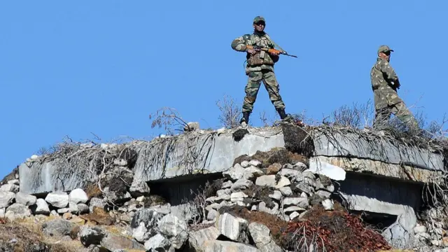 'சீன எல்லையில் இந்திய படைகள் குவிப்பு'