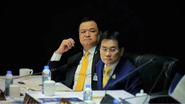 นายอนุทิน ชาญวีรกูล หัวหน้า ภท. (ซ้าย) นั่งประกบคู่นายจุรินทร์ ลักษณวิศิฎฐ์ หัวหน้า ปชป.