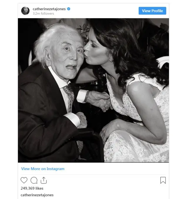 道格拉斯的儿媳是英国威尔士演员凯瑟琳·泽塔琼斯（Catherine Zeta Jones）