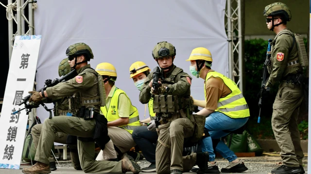 救援人員與志工在空襲演練後,參加「城鎮韌性演習」時,固定一處電信設施,該演習是年度漢光軍事演習的一部分,地點在台灣台北