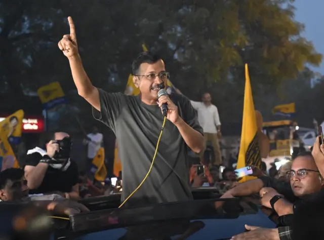 জেল থেকে জামিনে ছাড়া পাওয়ার পর অরবিন্দ কেজরিওয়াল