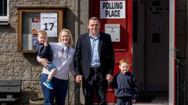 Onyesisi otu ndọrọndọrọ ọchịchị Scottish Conservative bụ Douglas Ross, nwunye ya na ụmụaka ya oge ha gara ebe a na atụ vootu dị na Moray.