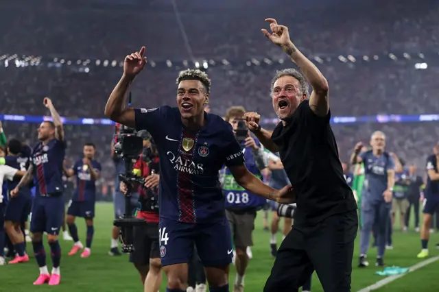 Désiré Doué ve Luis Enrique sevinç yaşıyor