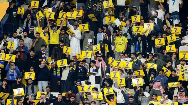 شماری از تماشاچیان هوادار النصر، در بازی در برابر الاتحاد، پلاکاردهای به دست گرفته‌اند که در آن نام و شماره ۷ نوشته شده آنها نام رونالدو برای هفت دقیقه فریاد زدند.