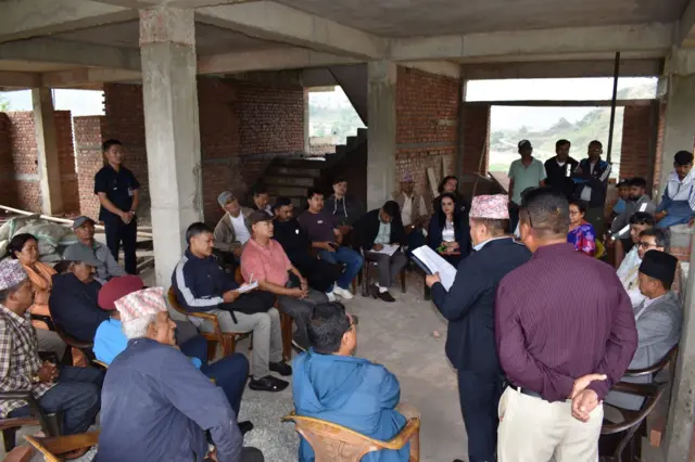 खोकनाका स्थानीयवासीसँग छलफल गर्दै आदिवासी जनजाति आयोग