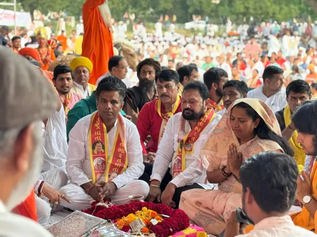 કાર્યક્રમમાં સંસદસભ્ય ગેનીબહેન ઠાકોર અને વિરોધ પક્ષના નેતા અમિત ચાવડાએ ગાયને રાજ્ય માતા જાહેર કરવાની માગ કરી હતી