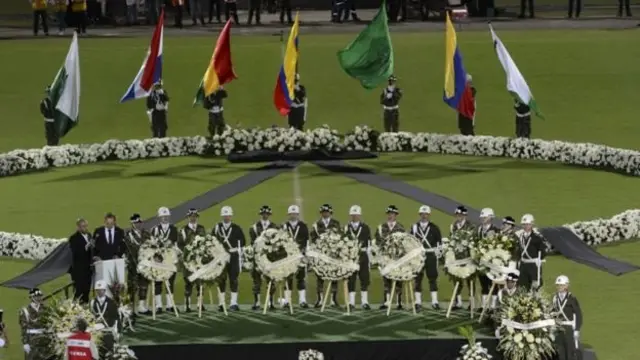 Colombianos homenageiam a Chapecoense no estágio Atanásio Girardot