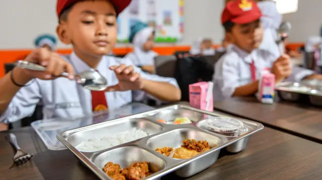 Siswa bersiap menyantap makanan bergizi gratis di SDN Sirahcai, Jatinangor, Kabupaten Sumedang, Jawa Barat, Senin (18/11/2024). Untuk mendukung Program Makan Bergizi Gratis yang direncanakan pemerintah pusat, Pemprov Jabar akan memanfaatkan bahan baku lokal yang dipasok dari 27 kabupaten/kota di wilayahnya.
