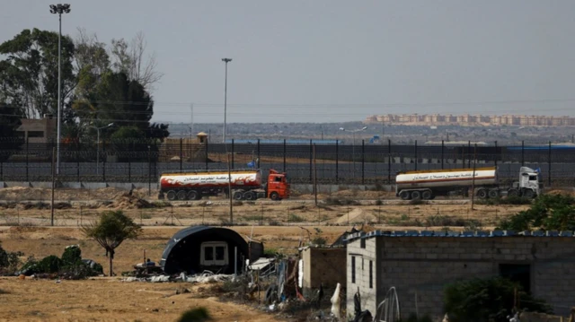 Des camions-citernes battant pavillon de l'ONU se dirigent vers le poste frontière de Rafah, dans le sud de la bande de Gaza, le 16 octobre 2023. 
