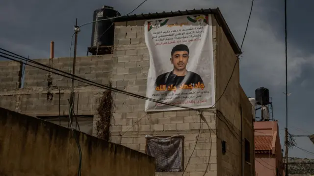 Duży plakat Jada wisi na suficie jego domu rodzinnego w obozie dla uchodźców Al-Far'a na okupowanym Zachodnim Brzegu