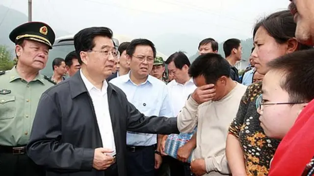 2008年5月16日,中共中央總書記、國家主席、中央軍委主席胡錦濤在受地震災害嚴重的四川省綿陽市北川縣擂鼓鎮勝利村看望受災群眾。