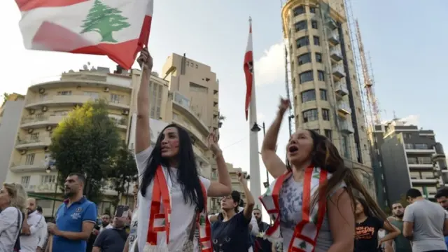 مردم در خیابان‌های بیروت
