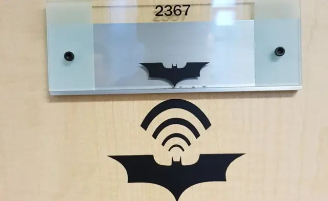 ఆగ్మెంటెడ్ రియాలిటీ హెడ్‌సెట్స్ 'హోలోలెన్స్‌'ను పరీక్షించే గది బ్యాట్‌కేవ్