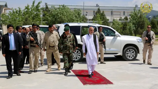 Afganistan Cumhurbaşkanı Eşref Gani saldırı sonrası karargâhı ziyaret etti