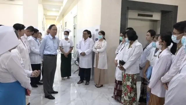 မြေပြင်ကွင်းဆင်းလေ့လာနေတဲ့ စစ်ကောင်စီလက်ထက်ရော စစ်ကော်မရှင်မှာပါ ကျန်းမာရေးဝန်ကြီးဖြစ်သူ ဒေါက်တာသက်ခိုင်ဝင်း (လယ်) 