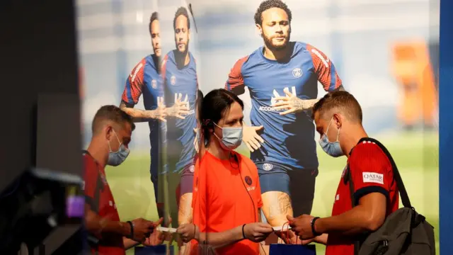 صورة نيمار أمام المشجعين