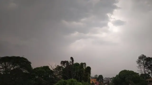 प्री मनसुन गतिविधि सुरु भएपछि काठमाण्डूको आकाशमा पानी पार्ने कालो बादल मडारिएको छ