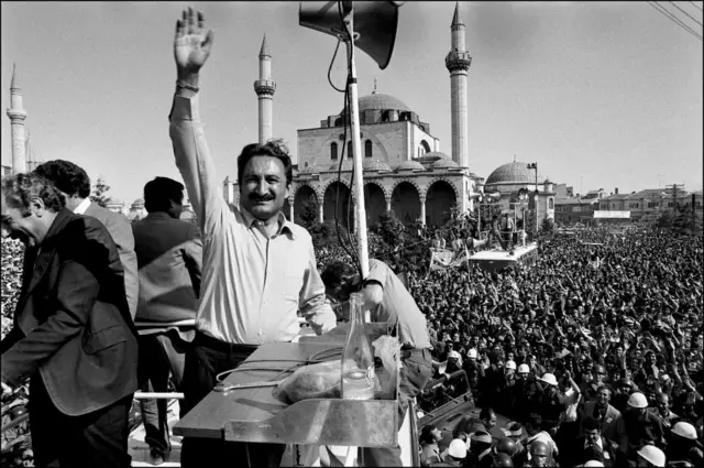 Bülent Ecevit bir seçim kampanyası sırasında