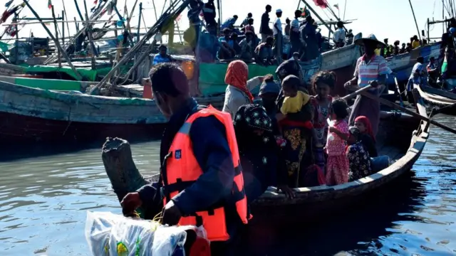 মালয়েশিয়া যাওয়ার প্রচেষ্টায় আটক রোহিঙ্গাদের মিয়ানমার শিবিরে ফিরিয়ে নেয়া হচ্ছে। ছবিটি ২০১৮ সালের ৩০শে নভেম্বর তোলা।