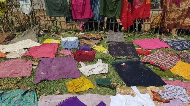 Arakanlı Müslümanların çoğu yoğun yağmur altında sınırı geçmeye çalıştı. Islanan kıyafetlerini böyle kurutuyorlar.