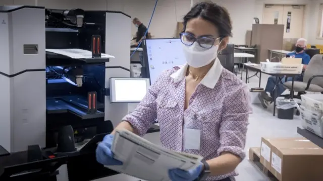 Mulher carregando votos no Arizona