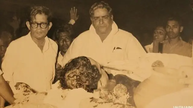 गुरु दत्त की मृत्यु पर कमाल अमरोही और पृथ्वीराज कपूर.