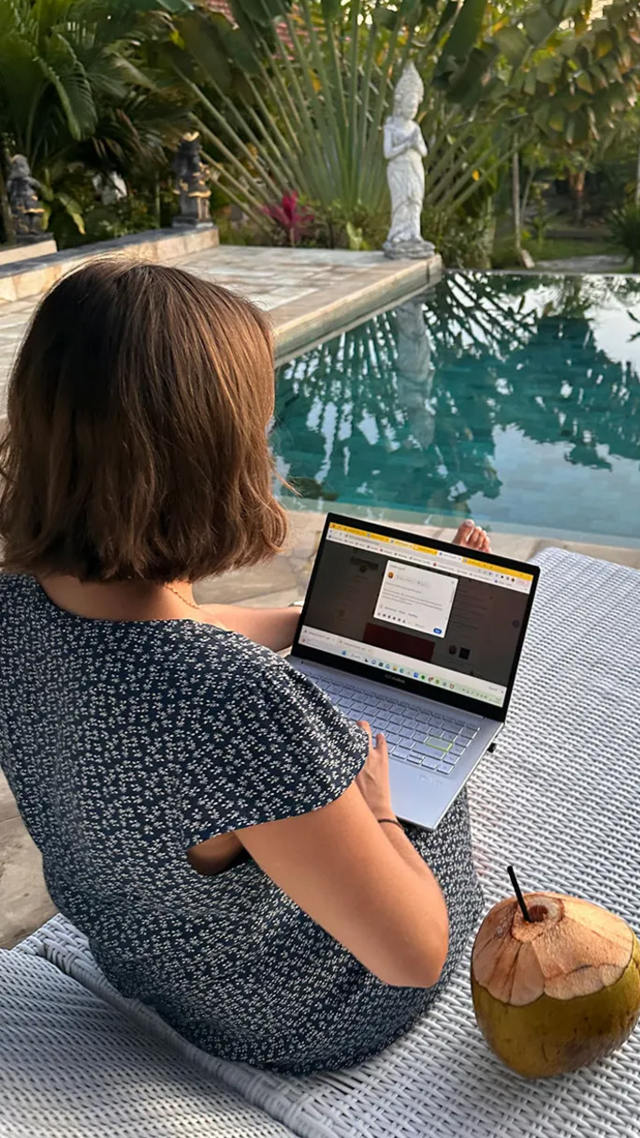 Riannon Palmer trabalhandojogos de apostas de diamanteum notebook