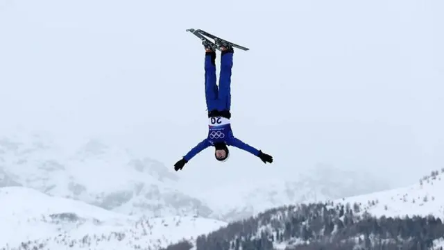 Фристайлістка Анастасія Андріанова з команди індивідуальних нейтральних спортсменів під час тренування з акробатичних стрибків