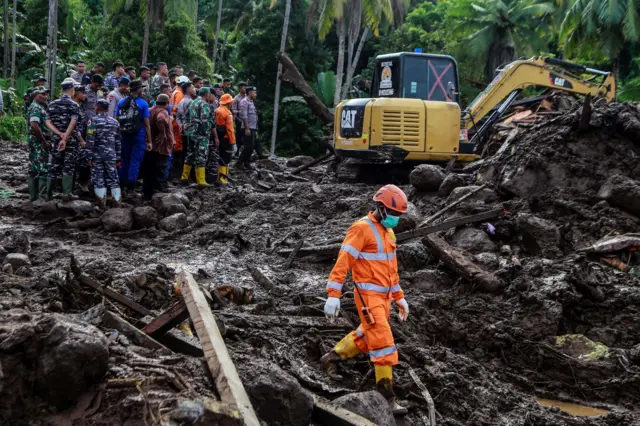 Sejumlah Tim SAR gabungan menyaksikan ekskavator menyingkirkan material lumpur saat mencarian korban banjir bandang di Kelurahan Rua, Kota Ternate, Maluku Utara, Senin (26/8/2024). Pada hari kedua pascabanjir bandang di kelurahan Rua tersebut sebanyak 450 Tim SAR gabungan diterjunkan ke lokasi untuk mencari 3 korban yang masih tertimbun material lumpur banjir bandang menggunakan ekskavator. ANTARA FOTO/Andri Saputra/foc.