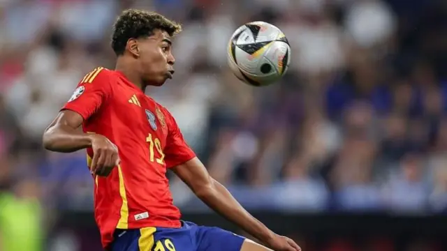 યુરો 2024ની સેમિફાઇનલમાં ફ્રાન્સ સામે સ્પેનના ખેલાડી લમીન યમાલનો ઇતિહાસ રચનારો ગોલ પણ આ સૂચિમાં જોડી શકાય તેમ છે.