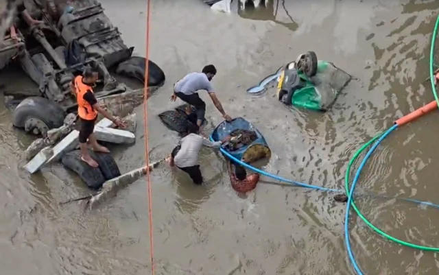 બીબીસી ગુજરાતી વડોદરા પુલ અકસ્માત વાહન મહીસાગર નદી ગંભીરા બ્રિજ 