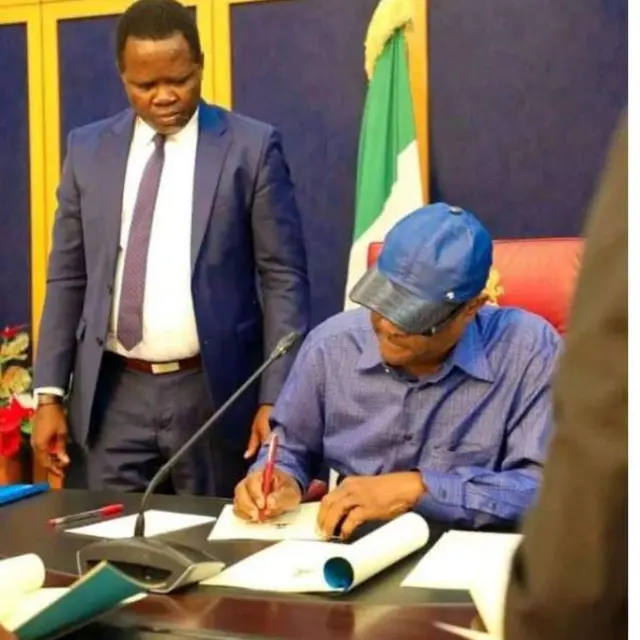 Gómìnà Wike níbi tó ti ń buwọ́lu àbá náà dòfin 