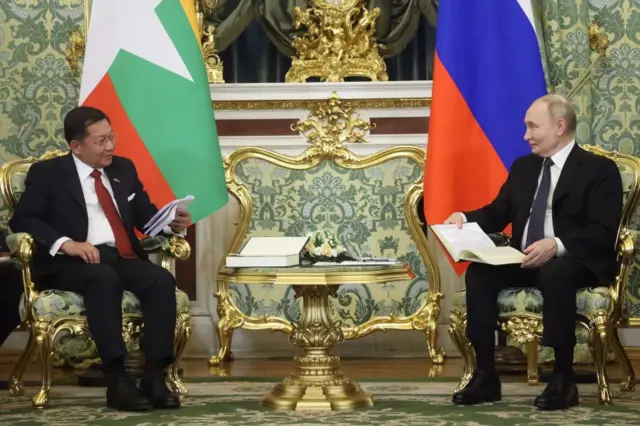 ၂၀၂၅ ခုနှစ် ရုရှားမှာ သမ္မတ ပူတင်နဲ့ တွေ့ဆုံခွင့်ရချိန် မြန်မာစစ်ခေါင်းဆောင်က ဗျာတိတ်တော်လာ ကြွက်မင်းနဲ့ ခိုင်းနှိုင်းပြောပြနေတဲ့ မြင်ကွင်း 