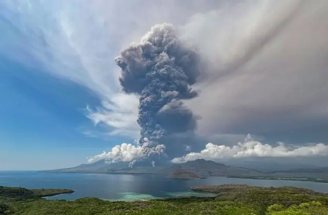 Kolom asap yang keluar dari kawah Gunung Lewotobi Laki-laki tampak dari Desa Lewolaga di Titehena, Kabupaten Flores Timur, Nusa Tenggara Timur, Selasa 9 November 2024.