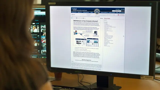 Una mujer frente a una computadora.