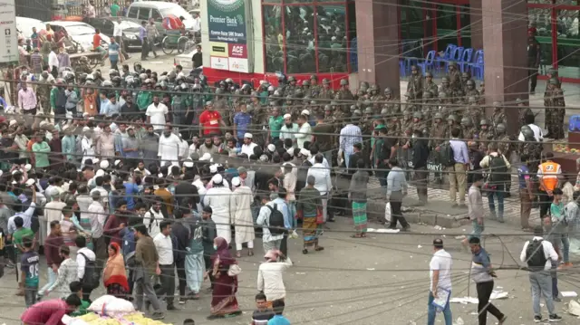 সোমবার প্রথম আলোর কার্যালয়ের সামনের চিত্র